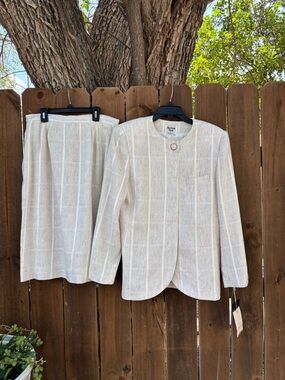 NWT Stunning Harrison Kent ladies blazer & skirt set size 14 Beige.